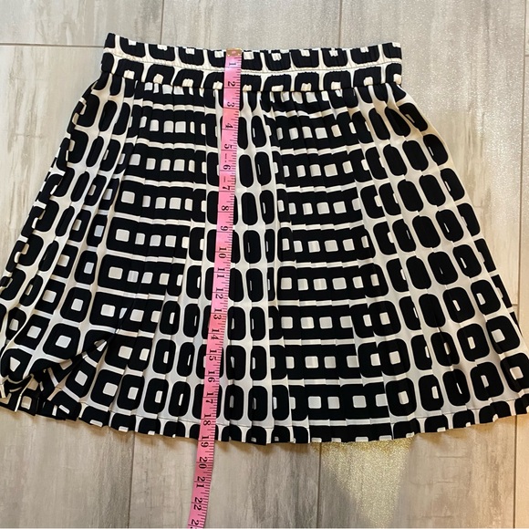 Banana Republic Black and White Geometric Print Pleated Elastic Waist Skirt - Picture 8 of 9